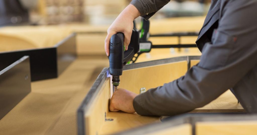 Como Montar Guarda-Roupa em Porto Alegre: 5 Passos e Dicas capa montador de moveis em Porto Alegre